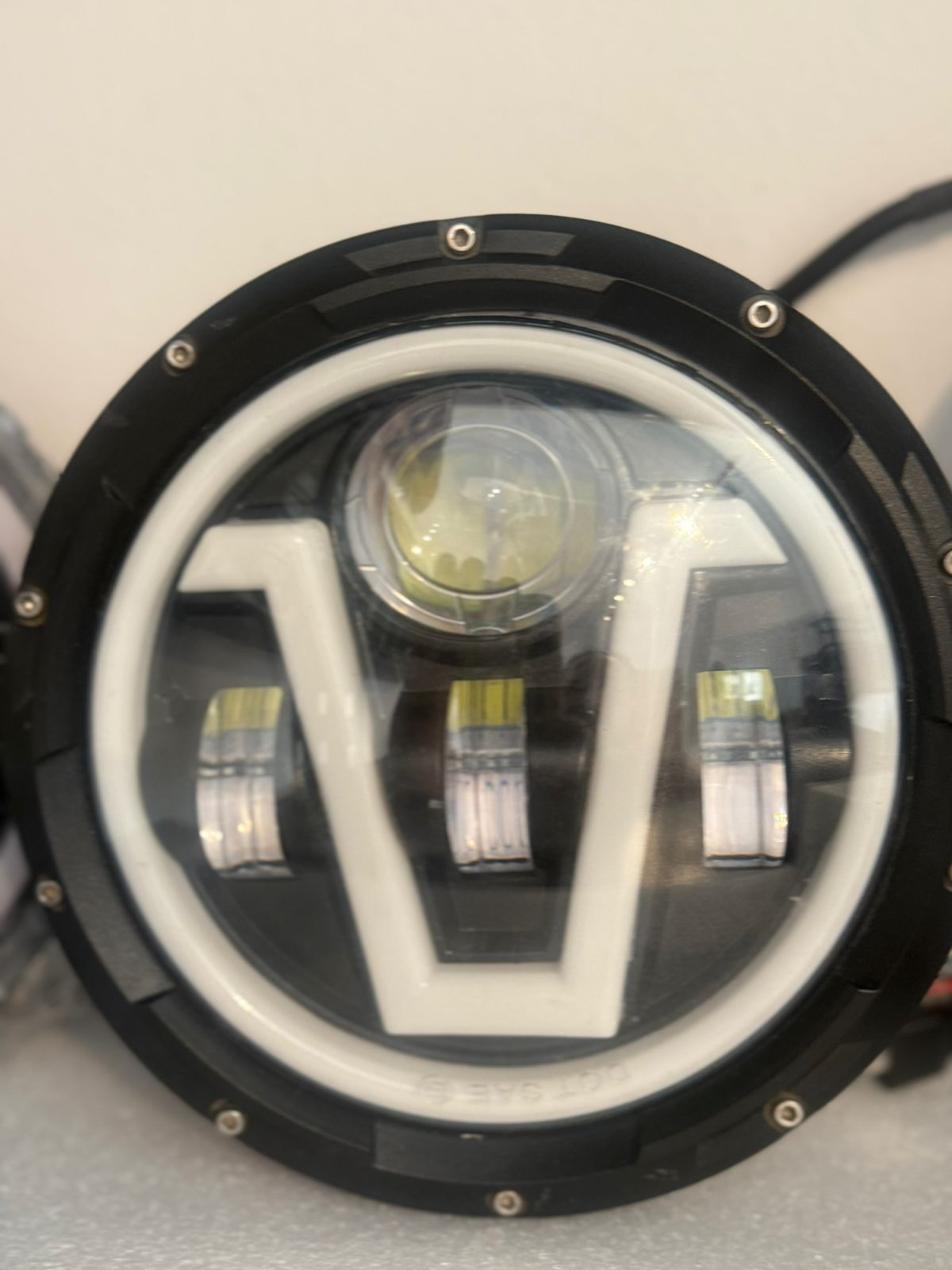 LED V class desetr storm كشاف جيب رانجلر ليد "V-Class" الرياضي - تصميم حرف V مع 4 عدسات إضاءة فائقة وشحن مجاني - الصورة 1